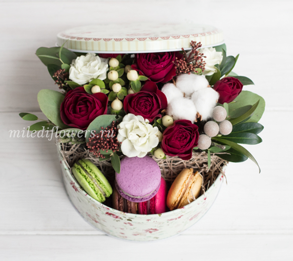 Мини-коробка с цветами и макарони "Ягодный пирог"